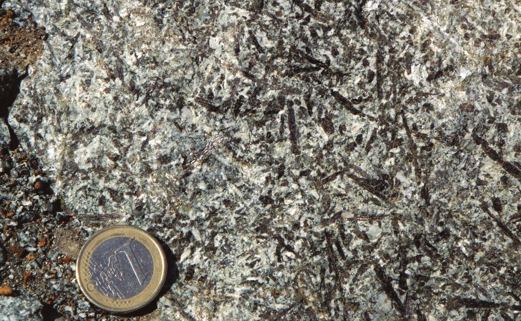 Arroka basaltikoetan dauden mineralen fenokristalen xehetasuna (olibinoa, piroxenoa eta feldespatoa). F. Sarrionandia.